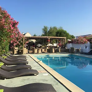 https://mas-des-salicornes.fr-provencehotel.com
